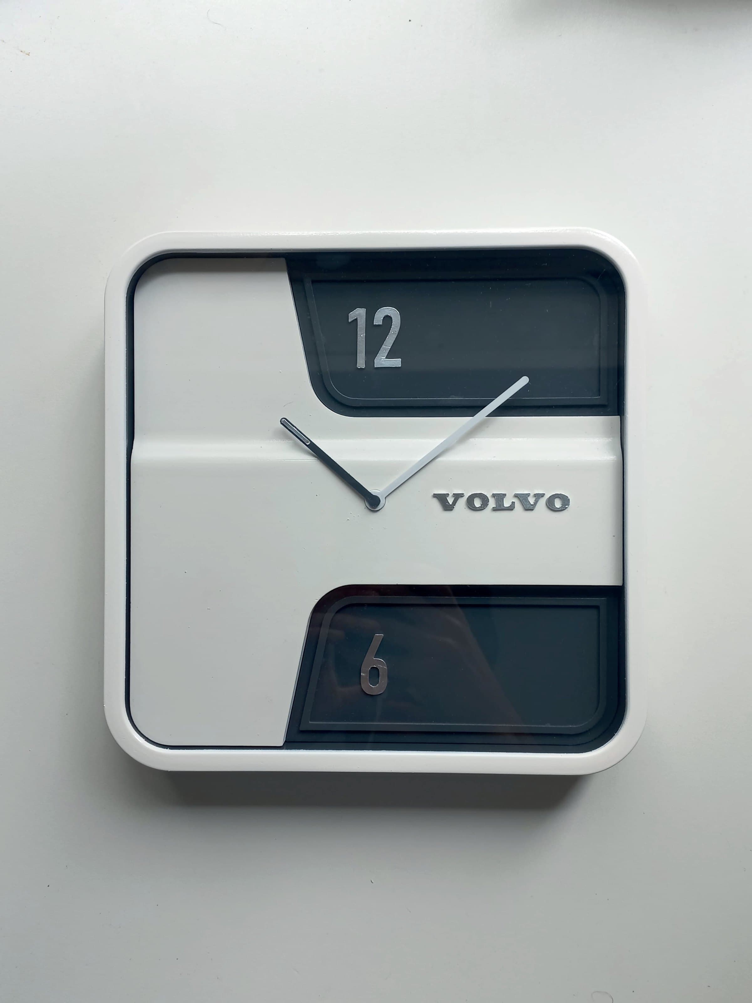 The original Dakot clock seen head-on, with its white dial and twelve numbers.